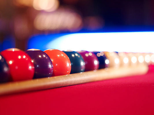 포토 JPG 스포츠용품 공 놀이 레저 실내 근접촬영 사람없음 가로 구기 게임 당구 포켓볼 카지노 당구대 레저오락 당구채 국내포토 스포츠 뷰포인트 내부 도박 오브젝트 당구용품 파일형식