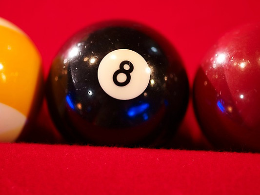 포토 JPG 스포츠용품 로우앵글 공 놀이 레저 실내 근접촬영 사람없음 가로 구기 검은색 게임 당구 포켓볼 카지노 당구대 레저오락 국내포토 스포츠 뷰포인트 컬러 내부 도박 오브젝트 파일형식