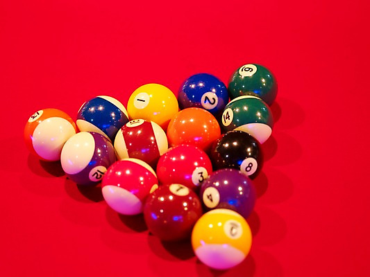 포토 JPG 스포츠용품 로우앵글 공 놀이 레저 실내 사람없음 가로 구기 게임 당구 포켓볼 카지노 당구대 레저오락 국내포토 스포츠 뷰포인트 내부 도박 오브젝트 파일형식