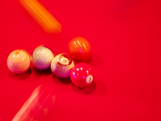 포토 JPG 스포츠용품 로우앵글 공 놀이 레저 실내 사람없음 가로 구기 게임 당구 포켓볼 카지노 당구대 레저오락 당구채 국내포토 스포츠 뷰포인트 내부 도박 오브젝트 당구용품 파일형식