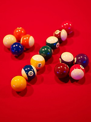 포토 JPG 스포츠용품 로우앵글 공 놀이 레저 실내 사람없음 세로 구기 게임 퍼센트 당구 포켓볼 카지노 당구대 레저오락 국내포토 스포츠 뷰포인트 내부 특수기호 도박 오브젝트 파일형식