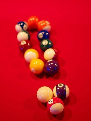 포토 JPG 스포츠용품 로우앵글 공 놀이 레저 실내 사람없음 세로 구기 게임 느낌표 당구 포켓볼 카지노 당구대 레저오락 국내포토 기호 스포츠 뷰포인트 내부 도박 오브젝트 파일형식