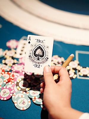 포토 JPG 손 놀이 레저 담배 실내 손짓 근접촬영 신체부위 세로 놀이용품 게임 포커칩 도박 고객 카지노 스페이스 블랙잭 국내포토 놀이칩 도형 뷰포인트 모션 사람 내부 오브젝트 포커 파일형식