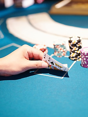 포토 JPG 손 놀이 레저 실내 손짓 신체부위 세로 놀이용품 게임 포커칩 도박 고객 카지노 블랙잭 국내포토 놀이칩 모션 사람 내부 오브젝트 포커 파일형식