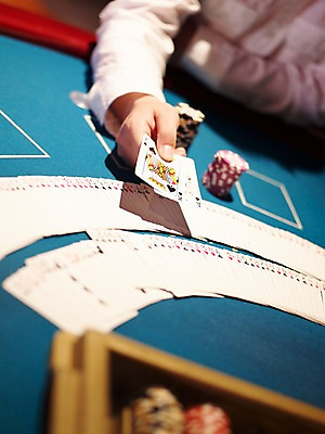 포토 JPG 손 놀이 레저 실내 손짓 신체부위 세로 놀이용품 게임 포커칩 도박 고객 카지노 블랙잭 국내포토 놀이칩 모션 사람 내부 오브젝트 포커 파일형식