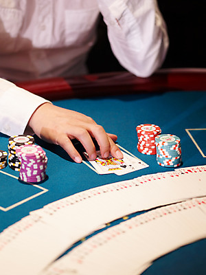 포토 JPG 손 놀이 레저 실내 손짓 신체부위 세로 놀이용품 게임 포커칩 도박 고객 카지노 블랙잭 국내포토 놀이칩 모션 사람 내부 오브젝트 포커 파일형식