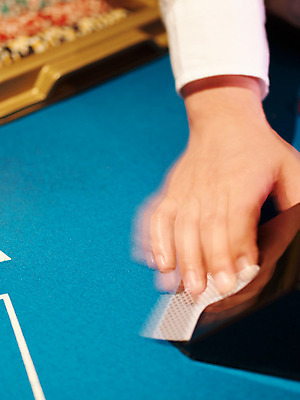 포토 JPG 손 놀이 레저 실내 손짓 신체부위 세로 놀이용품 게임 도박 카지노 딜러 블랙잭 국내포토 모션 사람 내부 오브젝트 파일형식