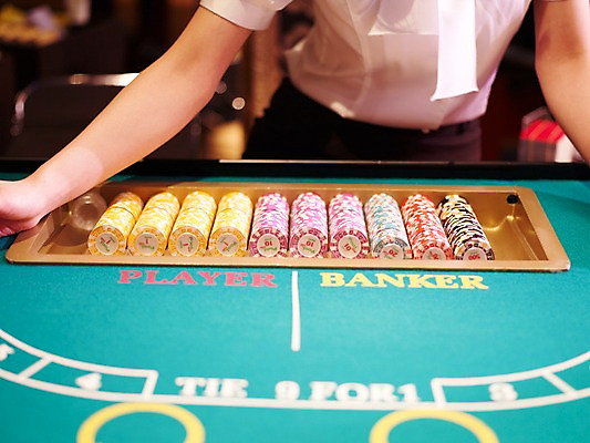 포토 JPG 손 놀이 레저 실내 손짓 신체부위 가로 게임 포커칩 도박 카지노 딜러 바카라 국내포토 놀이칩 모션 사람 내부 놀이용품 포커 파일형식