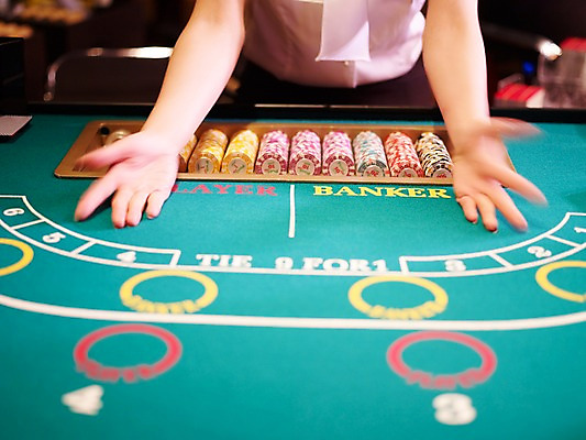 포토 JPG 손 놀이 레저 실내 손짓 신체부위 가로 게임 포커칩 도박 카지노 딜러 바카라 국내포토 놀이칩 모션 사람 내부 놀이용품 포커 파일형식