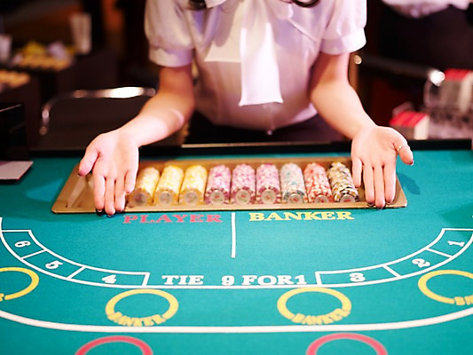 포토 JPG 손 놀이 레저 실내 손짓 신체부위 가로 게임 포커칩 도박 카지노 딜러 바카라 국내포토 놀이칩 모션 사람 내부 놀이용품 포커 파일형식