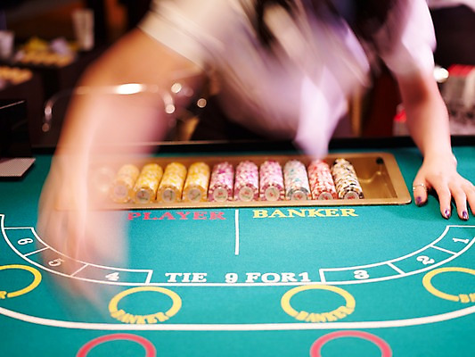 포토 JPG 손 놀이 레저 실내 손짓 신체부위 가로 게임 포커칩 도박 카지노 딜러 바카라 국내포토 놀이칩 모션 사람 내부 놀이용품 포커 파일형식