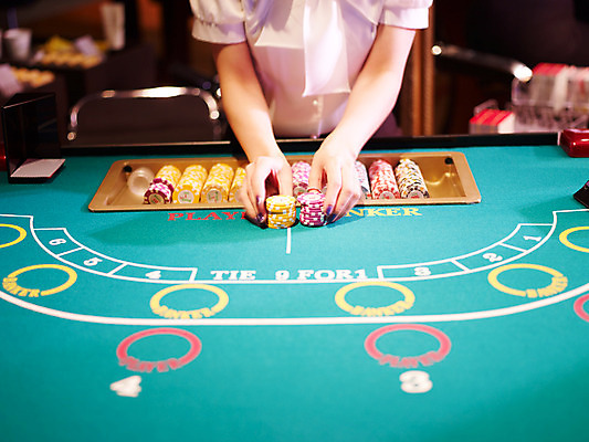 포토 JPG 손 놀이 레저 실내 손짓 신체부위 가로 게임 포커칩 도박 카지노 딜러 바카라 국내포토 놀이칩 모션 사람 내부 놀이용품 포커 파일형식