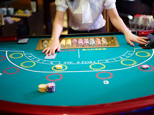 포토 JPG 손 놀이 레저 실내 손짓 신체부위 가로 게임 포커칩 도박 카지노 딜러 바카라 국내포토 놀이칩 모션 사람 내부 놀이용품 포커 파일형식