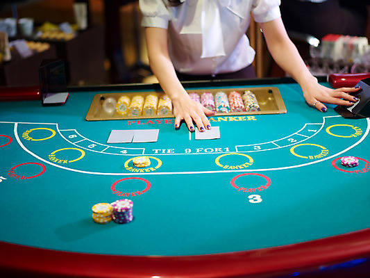 포토 JPG 손 놀이 레저 실내 손짓 신체부위 가로 게임 포커칩 도박 카지노 딜러 바카라 국내포토 놀이칩 모션 사람 내부 놀이용품 포커 파일형식