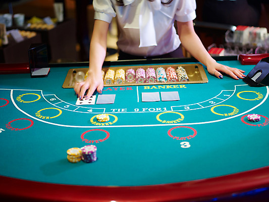 포토 JPG 손 놀이 레저 실내 손짓 신체부위 가로 게임 포커칩 도박 카지노 딜러 바카라 국내포토 놀이칩 모션 사람 내부 놀이용품 포커 파일형식