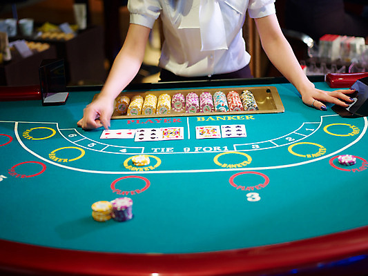 포토 JPG 손 놀이 레저 실내 손짓 신체부위 가로 게임 포커칩 도박 카지노 딜러 바카라 국내포토 놀이칩 모션 사람 내부 놀이용품 포커 파일형식