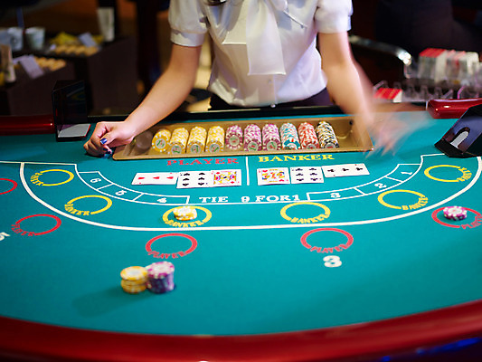 포토 JPG 손 놀이 레저 실내 손짓 신체부위 가로 게임 포커칩 도박 카지노 딜러 바카라 국내포토 놀이칩 모션 사람 내부 놀이용품 포커 파일형식