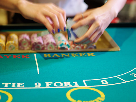 포토 JPG 손 놀이 레저 실내 손짓 신체부위 가로 게임 포커칩 도박 카지노 딜러 바카라 셔플링 국내포토 놀이칩 모션 사람 내부 놀이용품 포커 파일형식