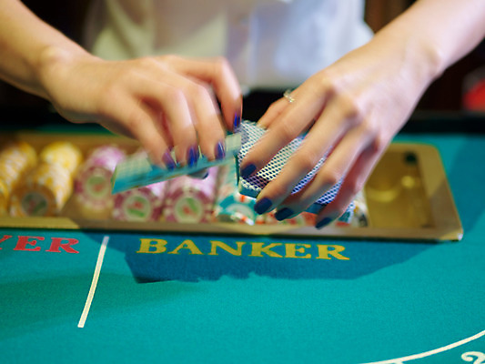 포토 JPG 손 놀이 레저 실내 손짓 신체부위 가로 게임 포커칩 도박 카지노 딜러 바카라 셔플링 국내포토 놀이칩 모션 사람 내부 놀이용품 포커 파일형식