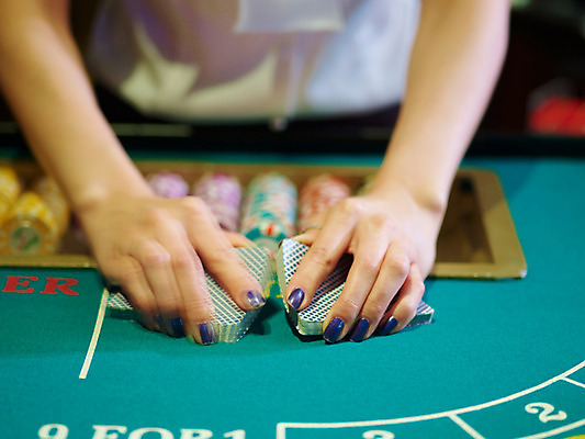 포토 JPG 손 놀이 레저 실내 손짓 신체부위 가로 게임 포커칩 도박 카지노 딜러 바카라 셔플링 국내포토 놀이칩 모션 사람 내부 놀이용품 포커 파일형식