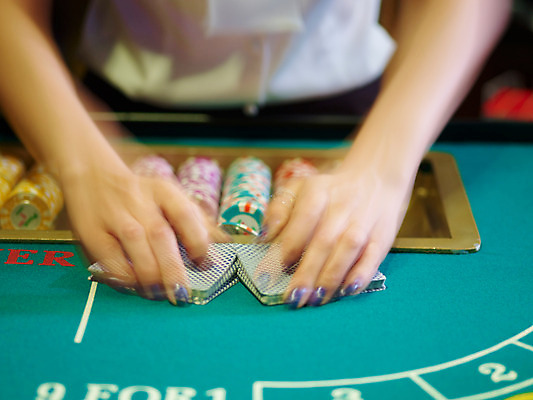 포토 JPG 손 놀이 레저 실내 손짓 신체부위 가로 게임 포커칩 도박 카지노 딜러 바카라 셔플링 국내포토 놀이칩 모션 사람 내부 놀이용품 포커 파일형식