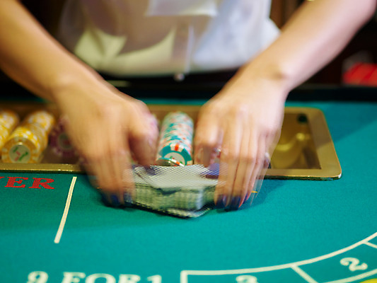 포토 JPG 손 놀이 레저 실내 손짓 신체부위 가로 게임 포커칩 도박 카지노 딜러 바카라 셔플링 국내포토 놀이칩 모션 사람 내부 놀이용품 포커 파일형식