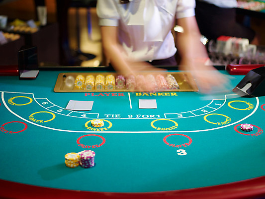 포토 JPG 손 놀이 레저 실내 손짓 신체부위 가로 게임 포커칩 도박 카지노 딜러 바카라 국내포토 놀이칩 모션 사람 내부 놀이용품 포커 파일형식