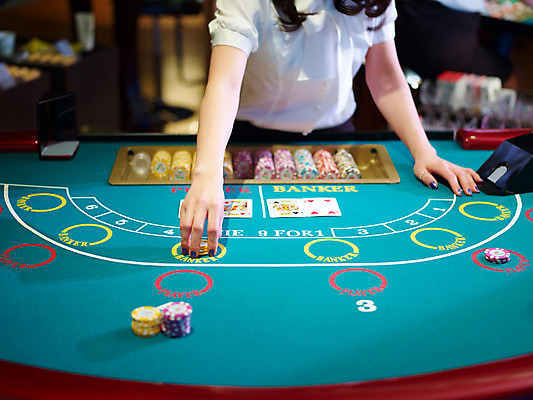 포토 JPG 손 놀이 레저 실내 손짓 신체부위 가로 게임 포커칩 도박 카지노 딜러 바카라 국내포토 놀이칩 모션 사람 내부 놀이용품 포커 파일형식