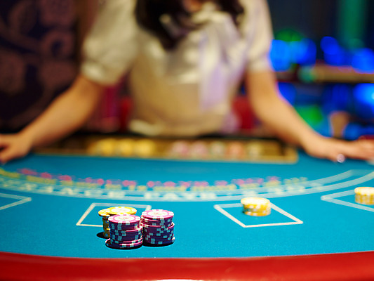 포토 JPG 손 놀이 레저 실내 손짓 근접촬영 신체부위 가로 놀이용품 게임 포커칩 도박 카지노 딜러 블랙잭 국내포토 놀이칩 뷰포인트 모션 사람 내부 오브젝트 포커 파일형식