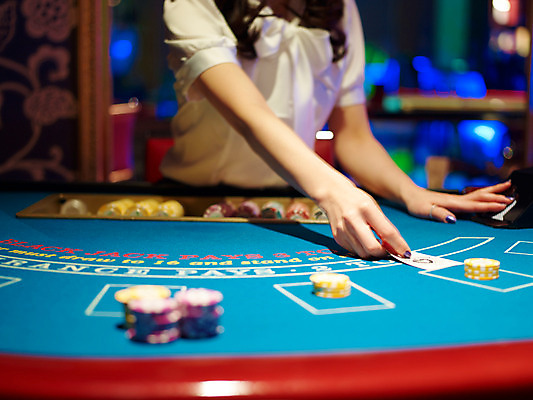 포토 JPG 손 놀이 레저 실내 손짓 신체부위 가로 놀이용품 게임 포커칩 도박 카지노 딜러 블랙잭 국내포토 놀이칩 모션 사람 내부 오브젝트 포커 파일형식