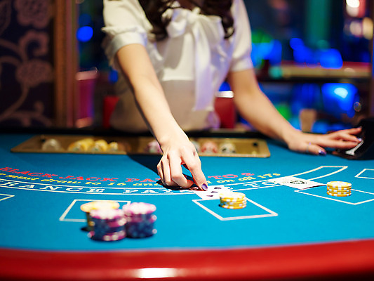 포토 JPG 손 놀이 레저 실내 손짓 신체부위 가로 놀이용품 게임 포커칩 도박 카지노 딜러 블랙잭 국내포토 놀이칩 모션 사람 내부 오브젝트 포커 파일형식