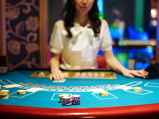 포토 JPG 손 놀이 레저 실내 손짓 신체부위 가로 놀이용품 게임 포커칩 도박 카지노 딜러 블랙잭 국내포토 놀이칩 모션 사람 내부 오브젝트 포커 파일형식