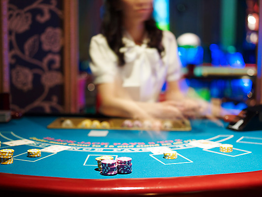 포토 JPG 손 놀이 레저 실내 손짓 신체부위 가로 놀이용품 게임 포커칩 도박 카지노 딜러 블랙잭 국내포토 놀이칩 모션 사람 내부 오브젝트 포커 파일형식