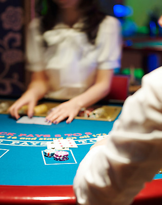 포토 JPG 손 놀이 레저 실내 손짓 신체부위 세로 놀이용품 게임 포커칩 도박 카지노 딜러 블랙잭 국내포토 놀이칩 모션 사람 내부 오브젝트 포커 파일형식