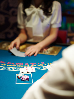 포토 JPG 손 놀이 레저 실내 손짓 신체부위 세로 놀이용품 게임 포커칩 도박 카지노 딜러 블랙잭 국내포토 놀이칩 모션 사람 내부 오브젝트 포커 파일형식