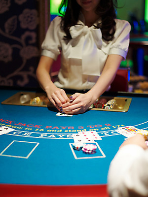 포토 JPG 손 놀이 레저 실내 손짓 신체부위 세로 놀이용품 게임 포커칩 도박 카지노 딜러 블랙잭 국내포토 놀이칩 모션 사람 내부 오브젝트 포커 파일형식