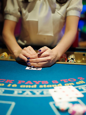 포토 JPG 손 놀이 레저 실내 손짓 근접촬영 신체부위 세로 놀이용품 게임 포커칩 도박 카지노 딜러 블랙잭 국내포토 놀이칩 뷰포인트 모션 사람 내부 오브젝트 포커 파일형식