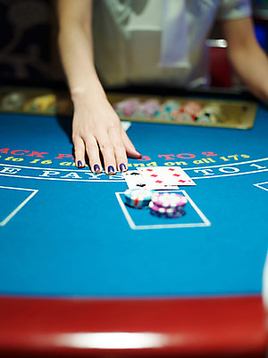 포토 JPG 손 놀이 레저 실내 손짓 신체부위 세로 놀이용품 게임 포커칩 도박 카지노 딜러 블랙잭 국내포토 놀이칩 모션 사람 내부 오브젝트 포커 파일형식