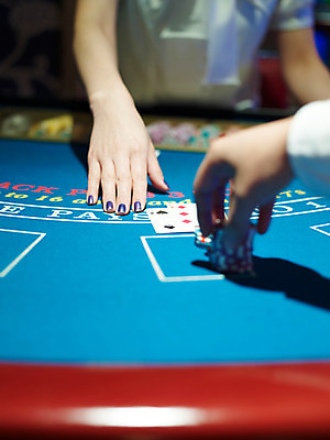 포토 JPG 손 놀이 레저 실내 손짓 신체부위 세로 놀이용품 게임 포커칩 도박 카지노 딜러 블랙잭 국내포토 놀이칩 모션 사람 내부 오브젝트 포커 파일형식