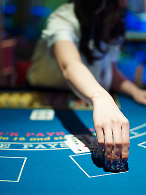 포토 JPG 손 놀이 레저 실내 손짓 근접촬영 신체부위 세로 놀이용품 게임 포커칩 도박 카지노 딜러 블랙잭 국내포토 놀이칩 뷰포인트 모션 사람 내부 오브젝트 포커 파일형식