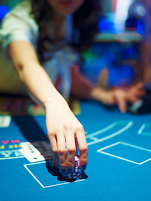 포토 JPG 손 놀이 레저 실내 손짓 근접촬영 신체부위 세로 놀이용품 게임 포커칩 도박 카지노 딜러 블랙잭 국내포토 놀이칩 뷰포인트 모션 사람 내부 오브젝트 포커 파일형식