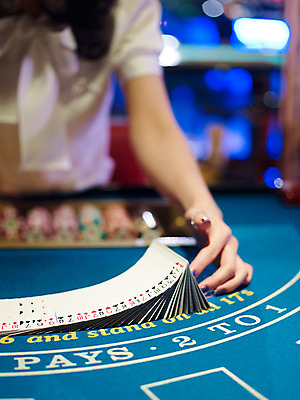 포토 JPG 손 놀이 레저 실내 손짓 근접촬영 신체부위 세로 놀이용품 게임 포커칩 도박 카지노 딜러 블랙잭 셔플링 국내포토 놀이칩 뷰포인트 모션 사람 내부 오브젝트 포커 파일형식