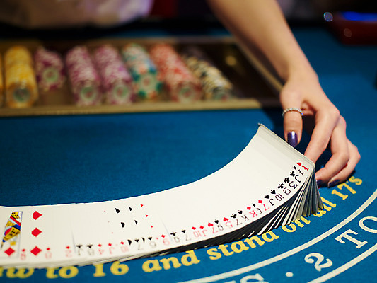 포토 JPG 손 놀이 레저 실내 손짓 근접촬영 신체부위 가로 놀이용품 게임 포커칩 도박 카지노 딜러 블랙잭 셔플링 국내포토 놀이칩 뷰포인트 모션 사람 내부 오브젝트 포커 파일형식