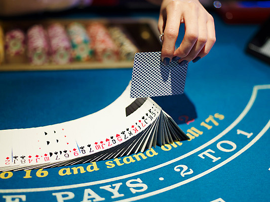 포토 JPG 손 놀이 레저 실내 손짓 근접촬영 신체부위 가로 놀이용품 게임 포커칩 도박 카지노 딜러 블랙잭 셔플링 국내포토 놀이칩 뷰포인트 모션 사람 내부 오브젝트 포커 파일형식