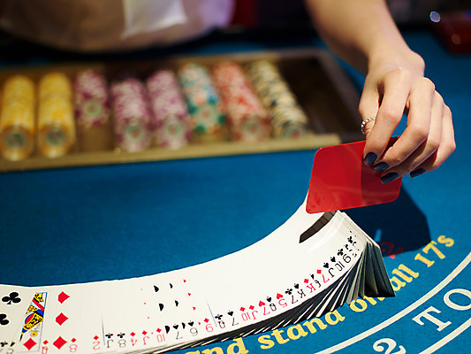 포토 JPG 손 놀이 레저 실내 손짓 근접촬영 신체부위 가로 놀이용품 게임 포커칩 도박 카지노 딜러 블랙잭 셔플링 국내포토 놀이칩 뷰포인트 모션 사람 내부 오브젝트 포커 파일형식