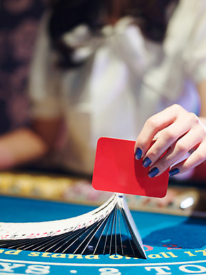 포토 JPG 손 놀이 레저 실내 손짓 근접촬영 신체부위 세로 놀이용품 게임 도박 카지노 딜러 블랙잭 셔플링 국내포토 뷰포인트 모션 사람 내부 오브젝트 파일형식