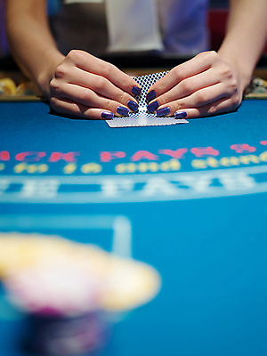 포토 JPG 손 놀이 레저 실내 손짓 신체부위 세로 놀이용품 게임 포커칩 도박 카지노 블랙잭 국내포토 놀이칩 모션 사람 내부 오브젝트 포커 파일형식