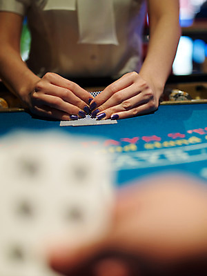 포토 JPG 손 놀이 레저 실내 손짓 신체부위 세로 놀이용품 게임 도박 카지노 블랙잭 국내포토 모션 사람 내부 오브젝트 파일형식