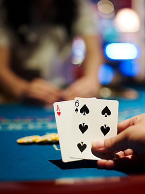 포토 JPG 손 놀이 레저 실내 근접촬영 신체부위 세로 놀이용품 게임 포커칩 도박 고객 카지노 블랙잭 국내포토 놀이칩 뷰포인트 사람 내부 오브젝트 포커 파일형식