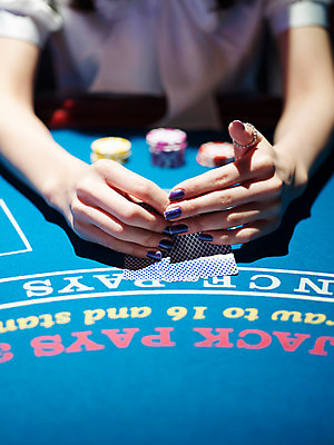 포토 JPG 손 놀이 레저 실내 손짓 근접촬영 신체부위 세로 놀이용품 게임 포커칩 도박 고객 카지노 블랙잭 국내포토 놀이칩 뷰포인트 모션 사람 내부 오브젝트 포커 파일형식